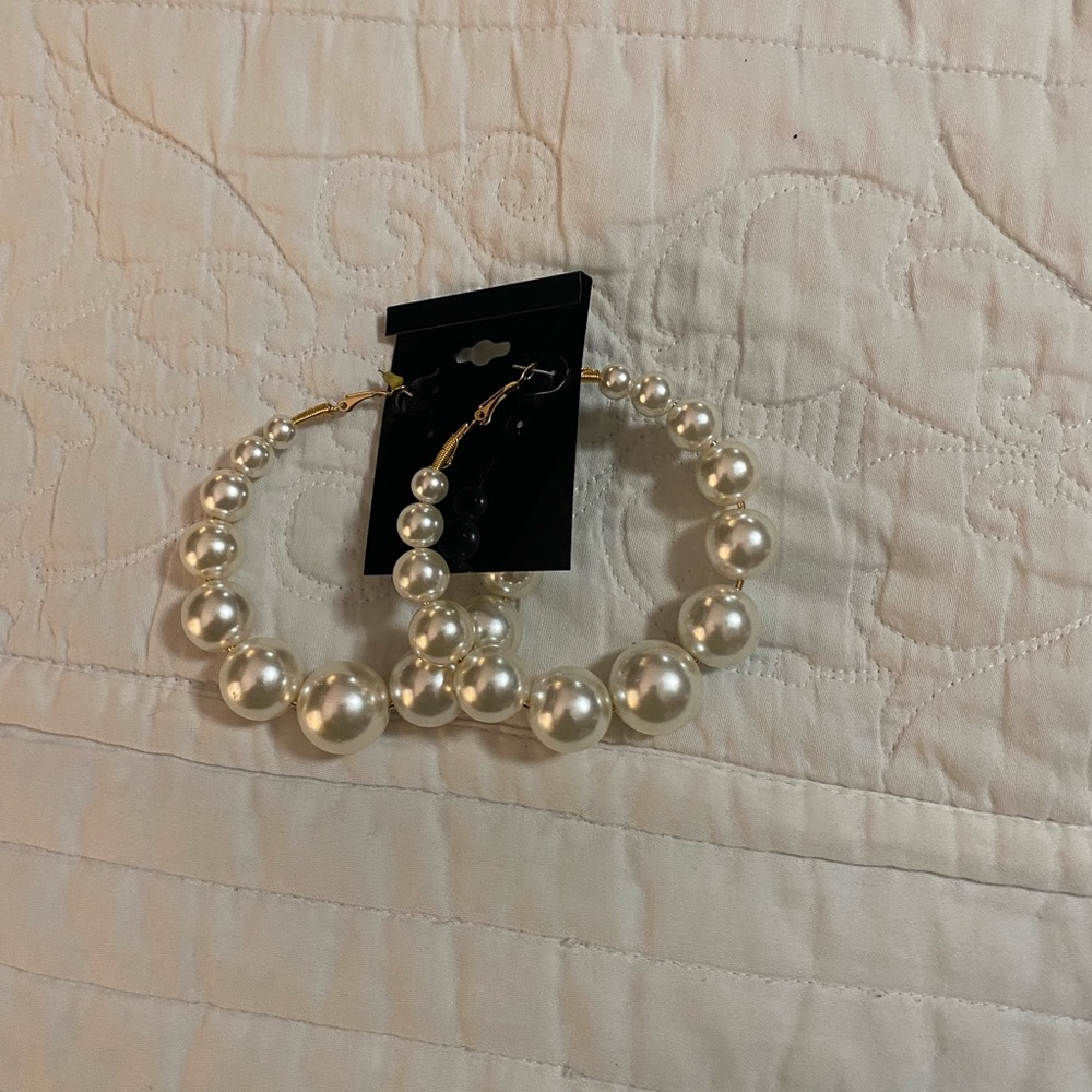 Large graduated pearl earrings.
